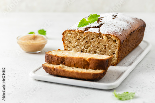 Foto Cinnamon apple sauce cake. Space for text.