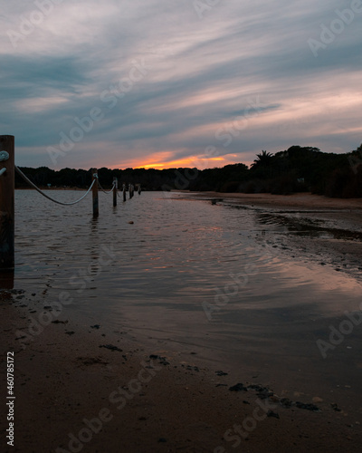 Reflejo del cielo rojo en el atardecer.