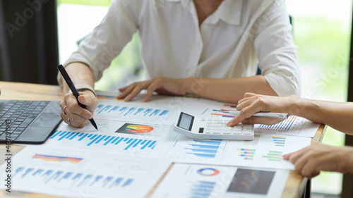 Fotografie Team of accountant estimates the fixed and variable costs