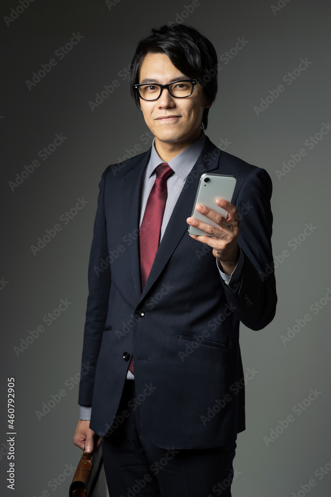 スマホを持つビジネスマン スマホを持つビジネスマン