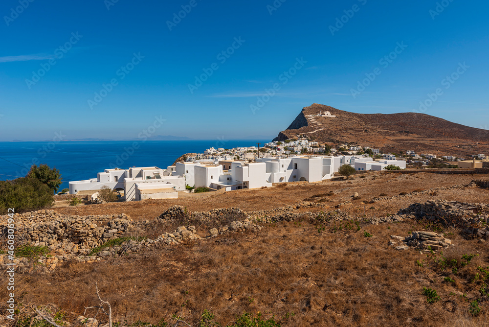 Vista panoramica del villaggio di Chora a Folegandros, arcipelago delle isole Cicladi GR	