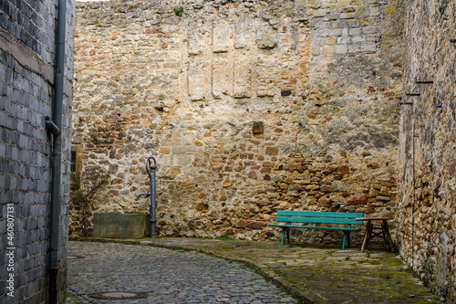 Historische Stadtmauer mit Brunnen und Bank in Freinsheim, Rheinland-Pfalz, Deutschland photo