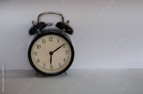 Reloj despertador antiguo sobre fondo blanco