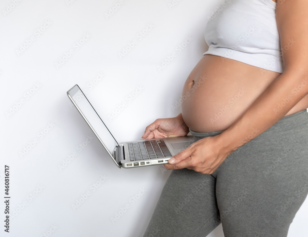 Naklejka premium pregnant woman with laptop, pregnancy concept