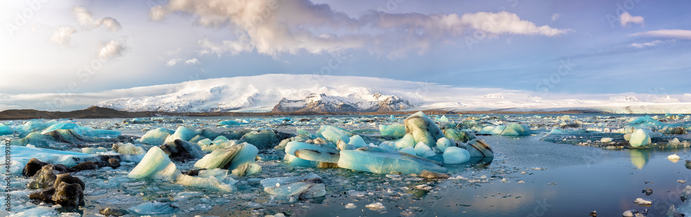 Panorama of blue glacial ice floating in the Jokulsarlon Lagoon, Iceland in winter. - obrazy, fototapety, plakaty 