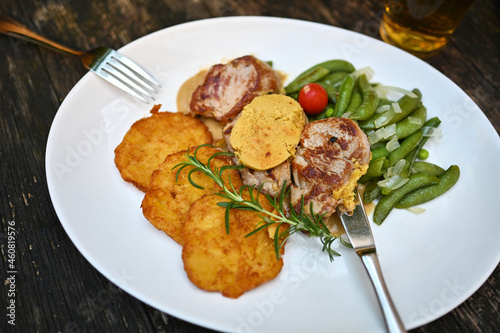  Medaillons vom Schwein mit Kartoffelpuffer und Bohnen    photo