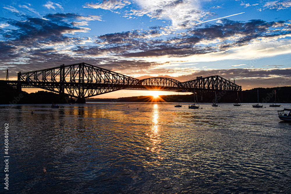 Naklejka premium sunset over the bridge