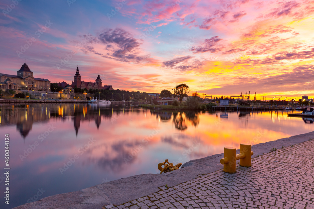 Obraz na płótnie Panorama of Old town with reflection in river Oder at sunset, Szczecin, Poland w salonie