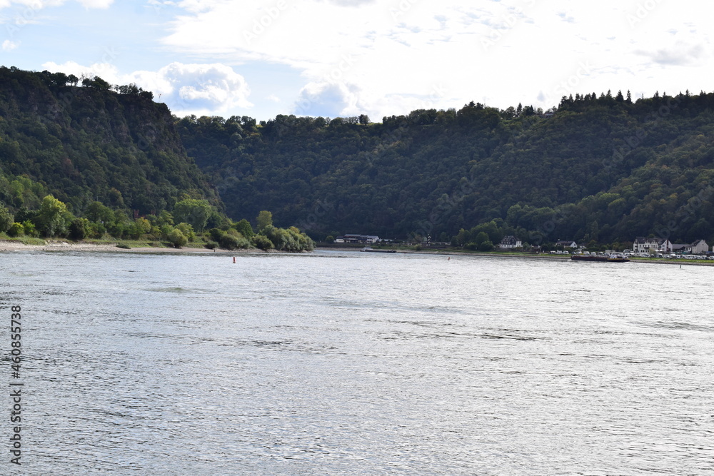 Rhein mit Loreley und Frachschiffen im Hintergrund