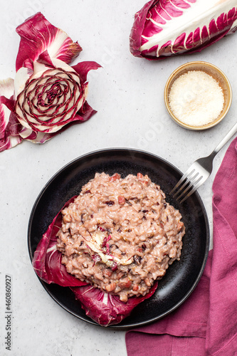 Foto Italian risotto with red radicchio, pancetta and taleggio cheese