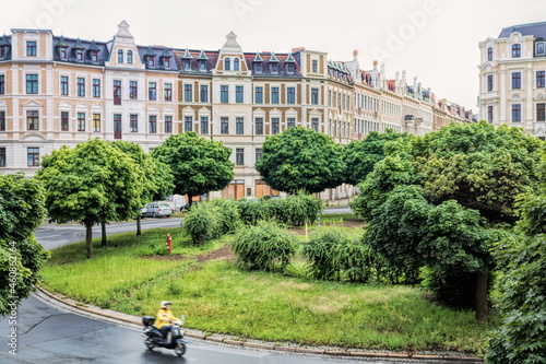 görlitz, deutschland - stadtbegrünung und kreisverkehr