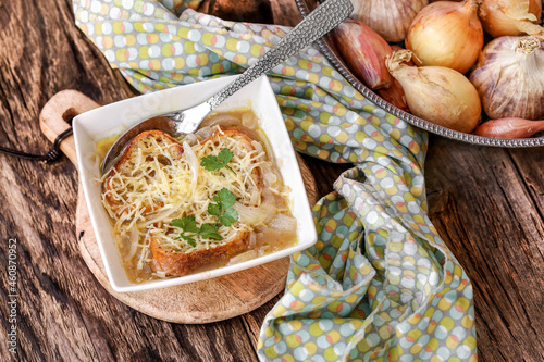 soupe à l'oignon traditionnelle avec pain et gruyère photo