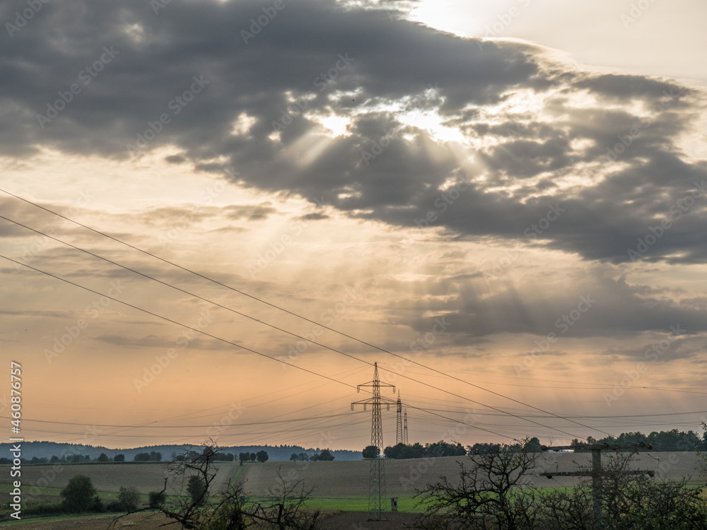 Strommasten im Feld