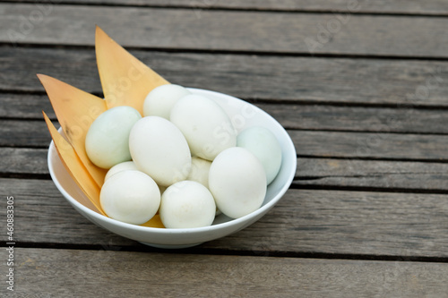 Bild auf Leinwand Duck eggs put in white bowl on wooden