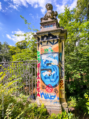 Bootstour auf der Weißen Elster in Leipzig, Graffiti im Palmengarten, öffentlicher Grund