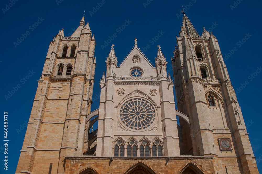 fachada de la bonita catedral de León, España