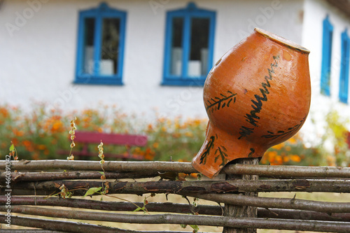 Obraz na płótnie Ceramic jug on dries on the fence