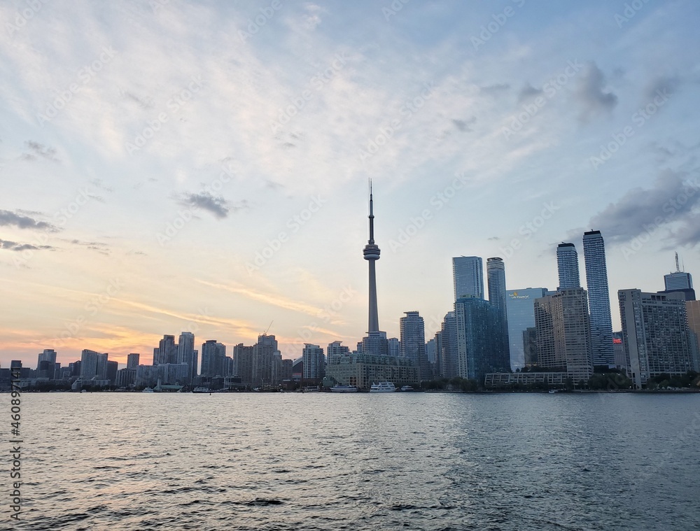 Fototapeta premium city skyline at sunset