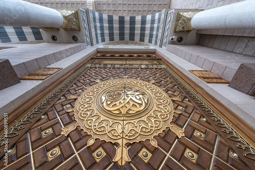 The door of the Prophet's Mosque, Medina, Kingdom of Saudi Arabia Wooden and stu Fototapet