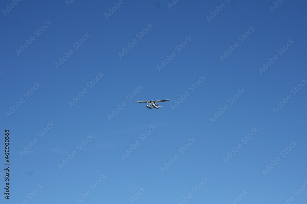 Wasserflugzeug fliegt vor blauem Himmel in Australien Wasserflugzeug fliegt vor blauem Himmel in Australien