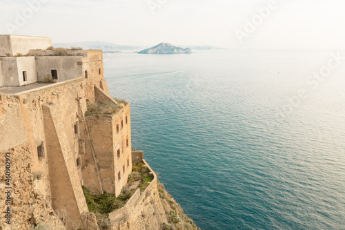 terra murata sur l'île de Procida dans la baie de Naples en italie