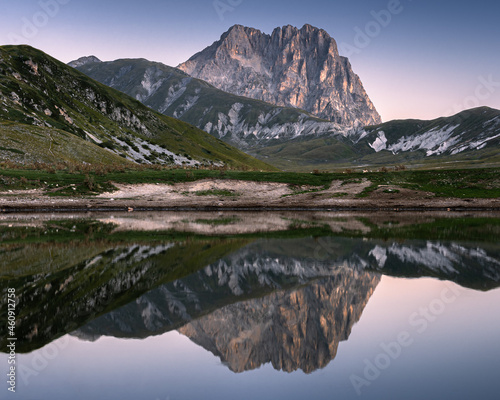 Fototapeta Naklejka Na Ścianę i Meble -  l'alba sul corno grande visto da campo imperatore, sul lago pietranzoni