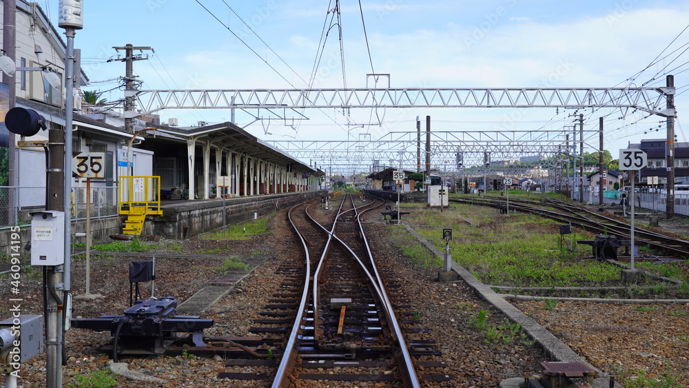 Obraz premium 熊野古道の近くの朝の那智勝浦駅の構内と線路が見える風景