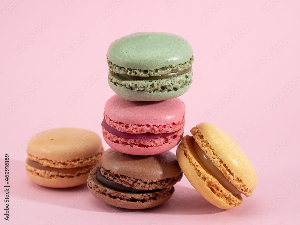 Fototapeta premium colorful macarons on pink background
