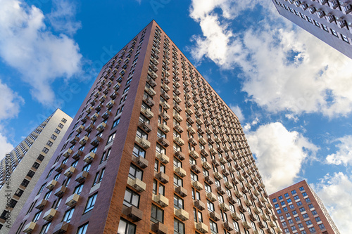 Foto A modern residential skyscraper with compartments for external blocks of split systems under the windows