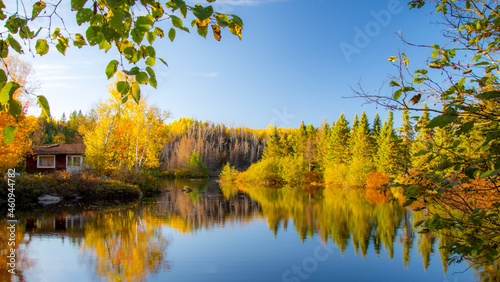 Fototapeta Naklejka Na Ścianę i Meble -  Fall colors in the Canadian forest with lake in the province of Quebec