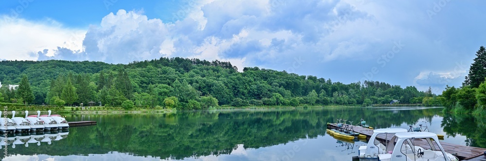 静寂に包まれた夏の蓼科湖のパノラマ情景＠長野