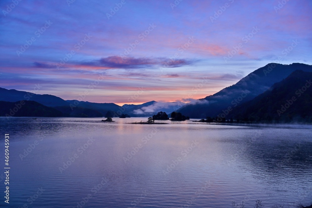 朝焼けに染まる幻想的な秋元湖のブルーモーメント情景＠福島