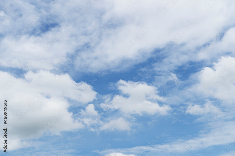 The morning sky has white clouds in the sky and bright air,sky clouds,clouds The morning sky has white clouds in the sky and bright air,sky clouds,clouds