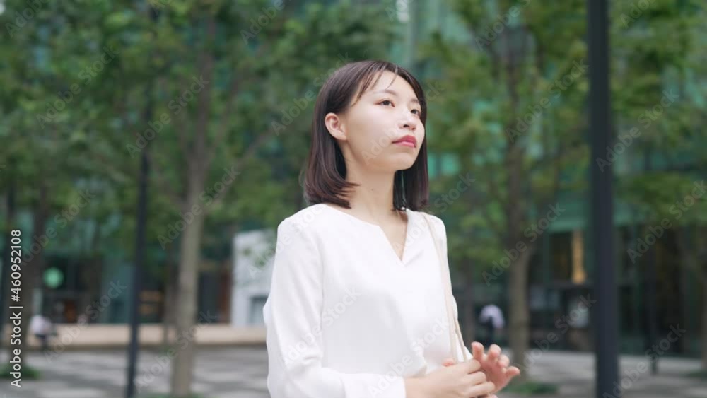 街を歩く女性 街を歩く女性