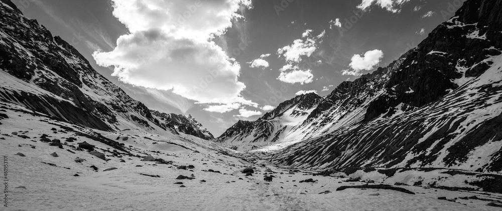 panoramica de montañas, nieve y valle en blanco y negro