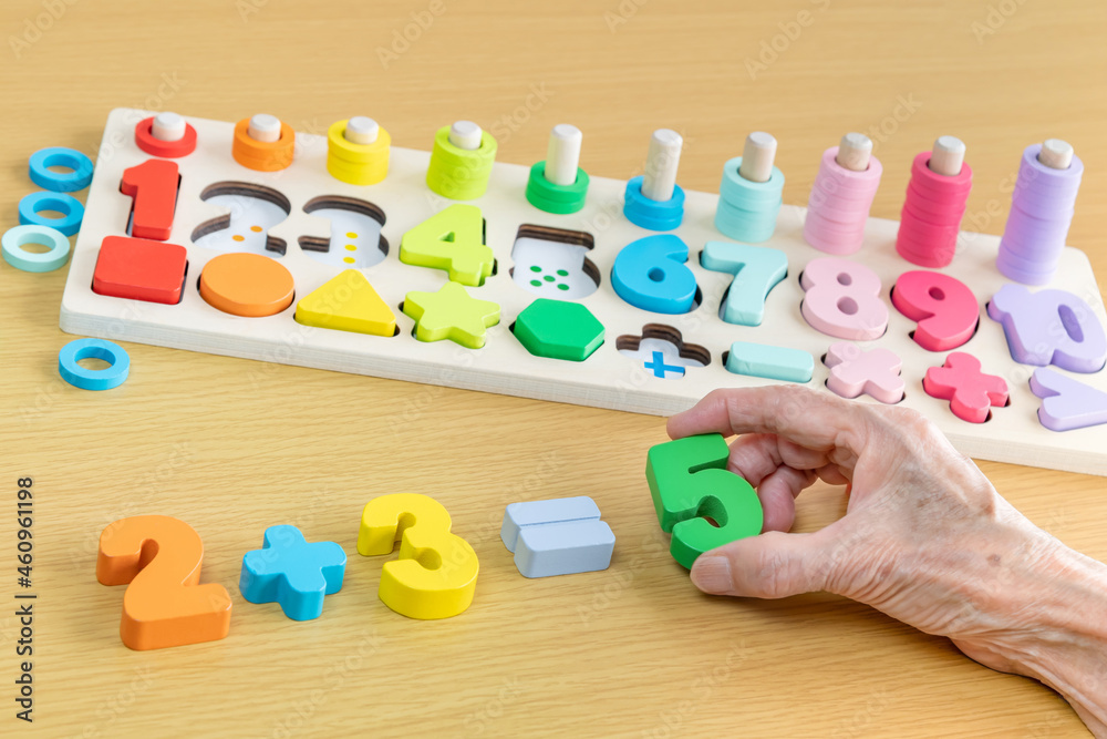 Naklejka premium 作業療法でリハビリするシニア女性