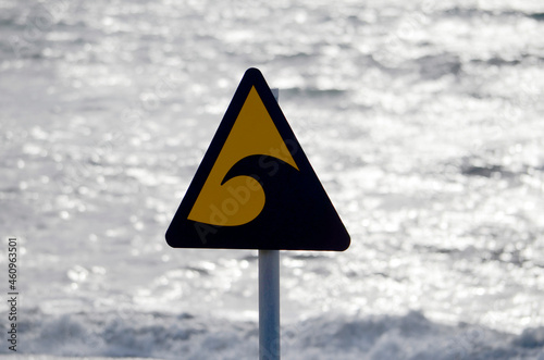 津波注意の標識