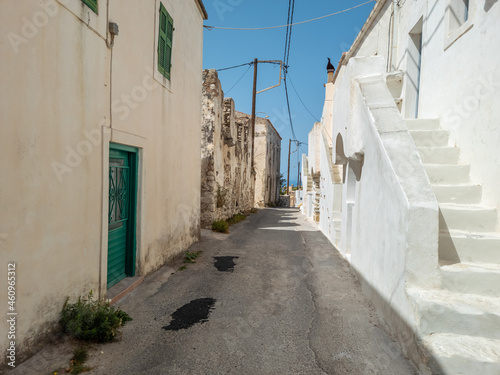 Fototapeta Naklejka Na Ścianę i Meble -  Beauty narrow alley at kythira