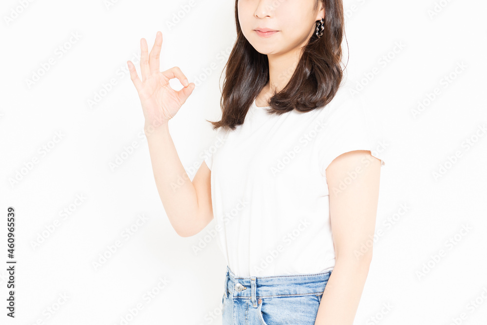 OKサインを示すTシャツを着ている若い女性 OKサインを示すTシャツを着ている若い女性