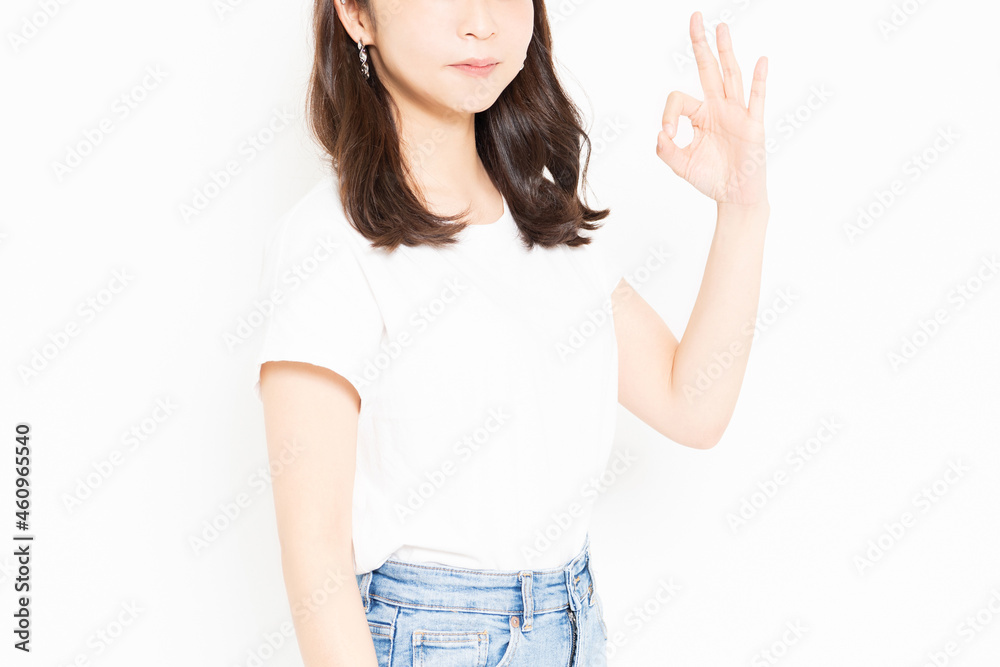 OKサインを示すTシャツを着ている若い女性 OKサインを示すTシャツを着ている若い女性