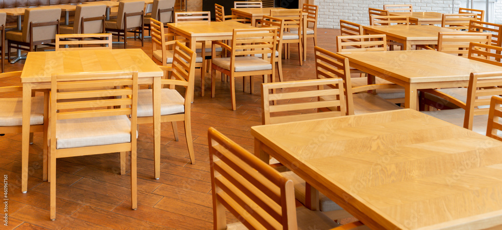 フードコートのテーブルとイス