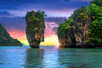 Poster encadré   James Bond island at sunset in Phang nga, Thailand.  © tawatchai1990