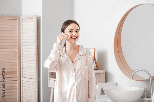Beautiful young woman remov...