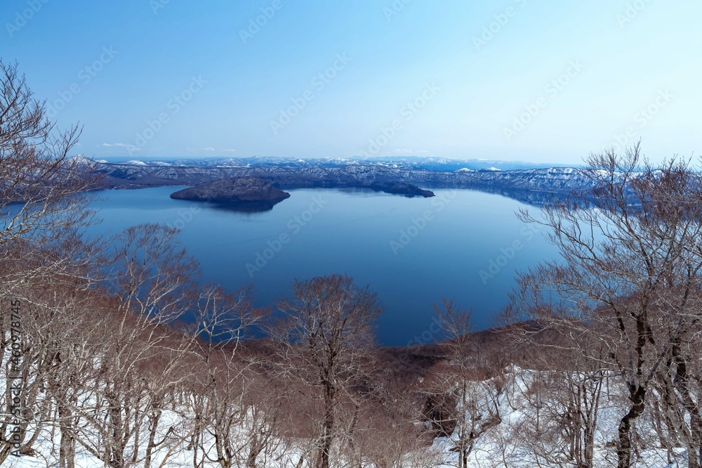 Fototapeta premium 【青森県十和田湖】御鼻部山から眺める早春の十和田湖