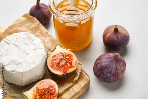 Gourmet brie cheese wheel w...