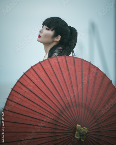 赤い和傘と黒髪の女性