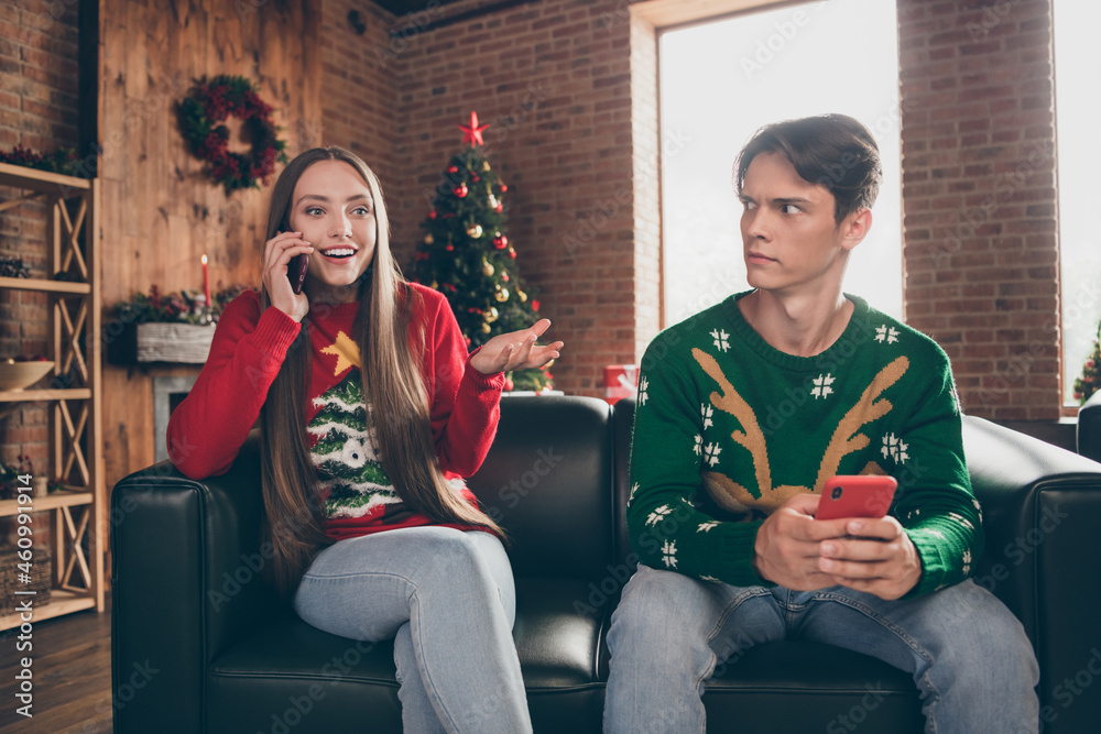 Obraz premium Photo portrait young couple spending time together on sofa using smartphones indoors apartment