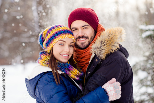Photo portrait of cheerful couple embracing on date smiling valentines day winter snowy park