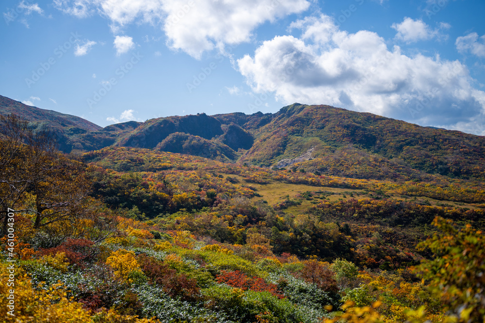 宮城県栗原市、秋田県湯沢市、雄勝郡東成瀬村、岩手県一関市にある栗駒山を紅葉の時期に登山する風景A view of climbing Mt. Kurikoma in Kurihara City, Miyagi Prefecture, Yuzawa City, Akita Prefecture, during the autumn foliage season.