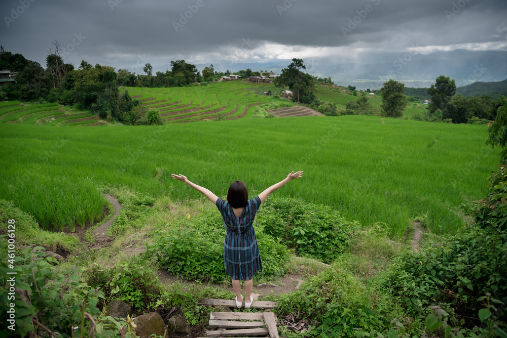 Φωτογραφία The scenery of a happy traveler in the native dress standing in a terraced rice field at Mae Chaem, Chiang Mai, Thailand